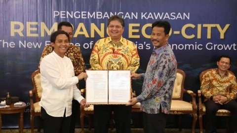 Badan Pengusahaan (BP) Batam dan PT Makmur Elok Graha (MEG) menandatangani perjanjian pengembangan Rempang Eco-City di Kantor Menko Perekonomian Airlangga Hartarto pada 12 April 2023. Foto: HO/BP Batam/Antara