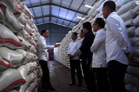 Presiden Joko Widodo (kiri) berbincang dengan Menteri BUMN Erick Thohir (ketiga kanan), Mensesneg Pratikno (kedua kanan), Dirut Perum Bulog Budi Waseso (kelima kanan), Kepala Badan Pangan Nasional Arief Prasetyo Adi (keempat kanan). Foto: Sigid Kurniawan/Antara Foto
