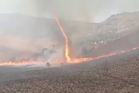 Api kebakaran Gunung Bromo tergulung pusaran angin. Foto: Dok. Istimewa