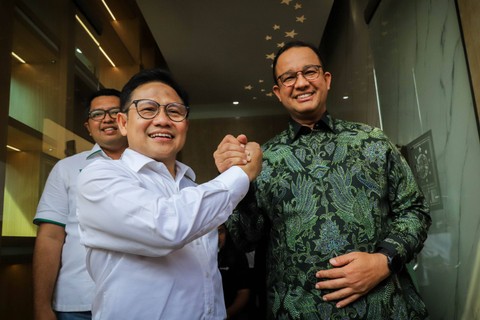 Bacapres Anies Baswedan bersama Bacawapres Muhaimin Iskandar berjabat tangan saat menyambangi kantor DPP PKB di Cikini, Jakarta, Senin (11/9/2023). Foto: Jamal Ramadhan/kumparan