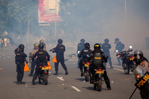 Polisi menembakkan gas air mata saat membubarkan unjuk rasa warga Pulau Rempang di Kantor Badan Pengusahaan (BP) Batam, Batam, Kepulauan Riau, Senin (11/9/2023). Foto: Teguh Prihatna/ANTARA FOTO