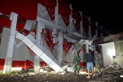Prajurit TNI berjaga di dekat reruntuhan gedung Hall B Gelanggang Olah Raga (GOR) Wolter Mongisidi, Manado, Sulawesi Utara, Senin (11/9/2023). Foto: Adwit Pramono/ANTARA FOTO