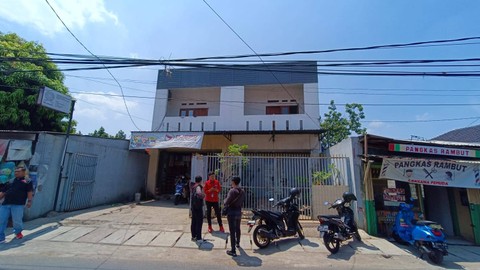 Penampakan salah satu studio tempat syuting film porno rumah produksi Jaksel. Namanya Karya Bintang Studio yang beralamat di Jalan Raya Srengseng Sawah, Jagakarsa, Jaksel, Selasa (12/9/2023). Foto: Thomas Bosco/kumparan