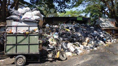 Tumpukan sampah di TPS di Kota Bandung. Foto: Rachmadi Rasyad/kumparan