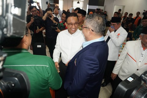 Bacapres Anies Baswedan dan Bacawapres Muhaimin Iskandar disambut petinggi PKS saat tiba di DPP PKS, Jakarta, Selasa (12/9/2023). Foto: Iqbal Firdaus/kumparan