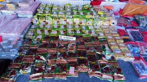 Barang bukti kasus peredaran narkoba dan TPPU sindikat Fredy Pratama di lapangan Bhayangkara Polri, Selasa (12/9/2023).  Foto: Thomas Bosco/kumparan