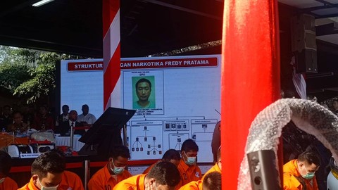 Sosok Fredy Pratama dipampang dalam konpers di Mabes Polri. Foto: Thomas Bosco/kumparan