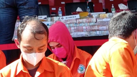 APS, Adelia Putri Salma ( tengah), selebgram Palembang yang terlibat dalam jaringan gembong narkoba Fredy Pratama.
 Foto: Thomas Bosco/kumparan
