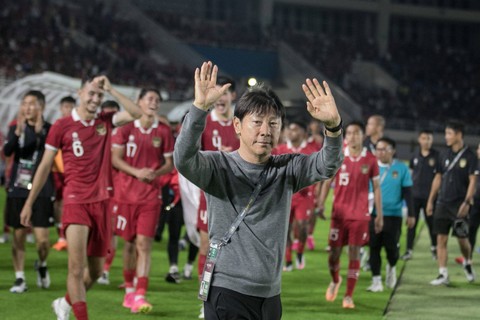 Pelatih Timnas Indonesia Shin Tae Yong melambaikan tangan kearah suporter usai pertandingan melawan Turkmenistan pada pertandingan grup K kualifikasi Piala Asia U-23 AFC 2024 di Stadion Manahan, Solo, Jawa Tengah, Selasa (12/9/2023). Foto: Mohammad Ayudha/ANTARA FOTO