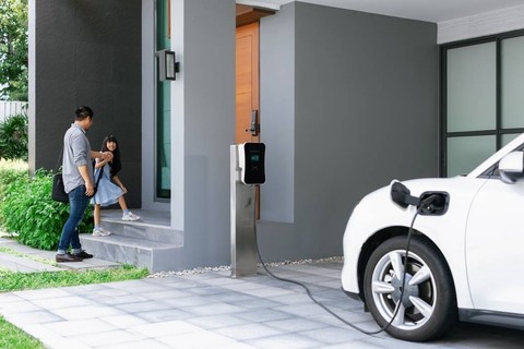 Mobil listrik dinilai dapat menekan biaya pengeluaran penggunanya. Tak sekadar dari segi bahan bakar, pengguna juga dapat menghemat biaya service mobil. Foto: Shutterstock