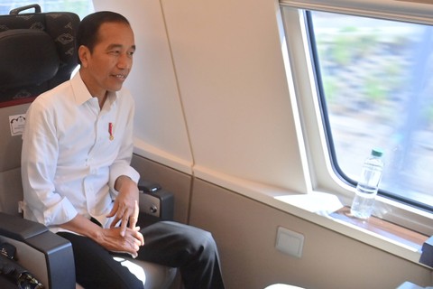 Presiden Joko Widodo duduk di dalam kereta cepat rute Jakarta-Bandung, Rabu (13/9/2023). Foto: ANTARA FOTO/Akbar Nugroho Gumay