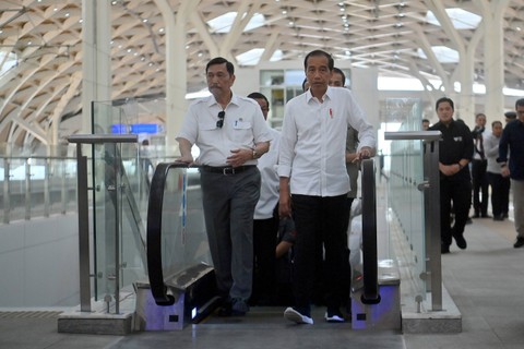 Presiden Joko Widodo (kedua kiri) berjalan bersama Menko Kemaritiman dan Investasi Luhut Binsar Pandjaitan (kiri) sebelum uji coba kereta cepat rute Jakarta-Bandung di Stasiun Halim, Jakarta, Rabu (13/9). Foto: ANTARA FOTO/Akbar Nugroho Gumay