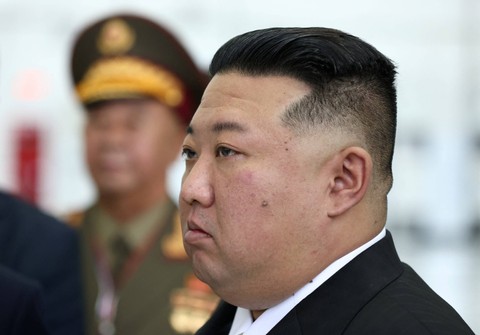 Pemimpin Korea Utara Kim Jong Un saat mengunjungi Vostochny Cosmodrome di Rusia, Rabu (13/9/2023). Foto: Sputnik/Artem Geodakyan/Reuters