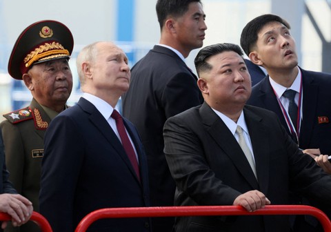 Presiden Rusia Vladimir Putin bertemu dengan pemimpin Korea Utara Kim Jong Un di Vostochny Cosmodrome di wilayah Amur timur jauh, Rusia, Rabu (13/9/2023). Foto: Sputnik/Mikhail Metzel/Kremlin/Reuters