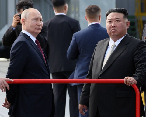 Presiden Rusia Vladimir Putin bertemu dengan pemimpin Korea Utara Kim Jong Un di Vostochny Cosmodrome di wilayah Amur timur jauh, Rusia, Rabu (13/9/2023). Foto: Sputnik/Mikhail Metzel/Kremlin/Reuters