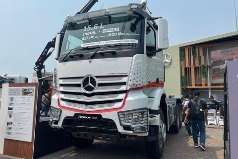 Daimler Commercial Vehicle Indonesia (DCVI) luncurkan dua model truk sekaligus Actros 4063S 6x4 dan Axor 2528R/5.700 M-Cab 6x4 di Indonesia Energy & Engineering Series 2023 di Kemayoran, Jakarta (13/9/2023). Foto: Sena Pratama/kumparan