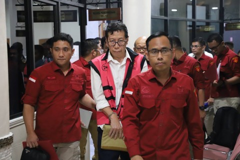 Tersangka eks Direktur Utama PT Jasa Marga Jalan Layang Cikampek (JJC) Djoko Dwijono memakai rompi tahanan usai menjalani pemeriksaan di Gedung Bundar Kejaksaan Agung, Jakarta Selatam, Rabu (13/9/2023). Foto: Kejagung