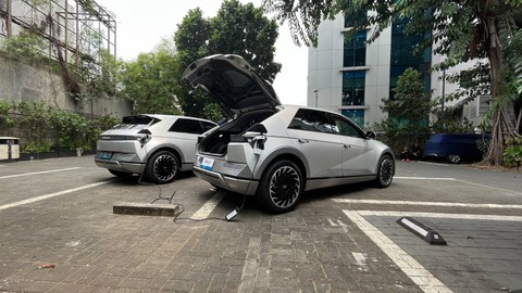 Fitur Vehicle to Load (V2L) Hyundai IONIQ 5 untuk mengecas mobil listrik lain. Foto: Aditya Pratama Niagara/kumparan