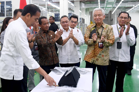 Presiden Joko Widodo meninjau pabrik baterai mobil listrik PT Hyundai LG Industry (HLI) Green Power di Kabupaten Karawang, Kamis (14/9/2023).  Foto: Rusman/Biro Pers Sekretariat Presiden