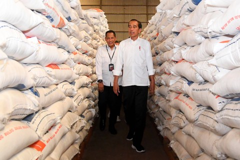 Presiden Joko Widodo meninjau stok beras di Gudang Bulog Purwasari, Karawang, Jawa Barat, Kamis (14/9/2023).  Foto: Rusman/Biro Pers Sekretariat Presiden