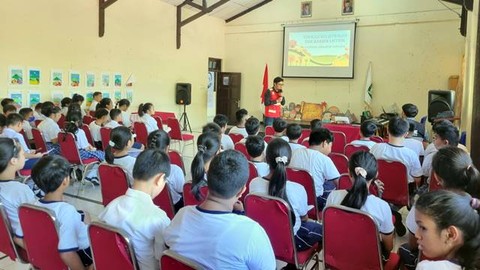 Team Leader K3L PLN UP3 Tahuna, saat membawakan materi edukasi tentang kelistrikan dan bahaya listrik di hadapan anak-anak SD Lentera Harapan Sangihe