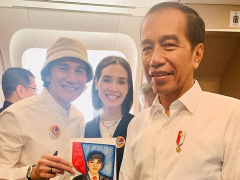 Lukisan anak Vino G. Bastian ditandatangani Presiden Jokowi.    Foto: Instagram/@vinogbastian__