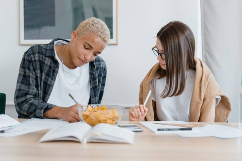 Ilustrasi Contoh Soal UTS Bahasa Inggris Kelas 9 Semester 1. Sumber: Pexels/MART PRODUCTION