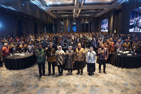 Para peserta NAFC 2023 berfoto bersama Gubernur Jawa Timur, Khofifah Indar Parawansa. Foto: Istimewa