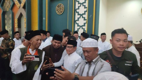 Bacawapres dari Koalisi Perubahan, Muhaimin Iskandar, usai menunaikan salat Jumat di Masjid Al Fathu, Soreang, Kabupaten Bandung, Jumat (15/9/2023). Foto: Rachmadi Rasyad/kumparan
