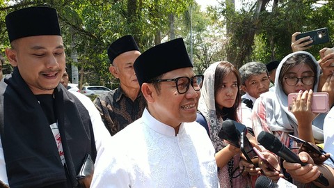 Bacawapres dari Koalisi Perubahan, Muhaimin Iskandar, usai menunaikan salat Jumat di Masjid Al Fathu, Soreang, Kabupaten Bandung, Jumat (15/9/2023). Foto: Rachmadi Rasyad/kumparan