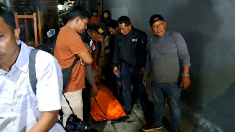 Polisi mengevakuasi mayat Kepala Biro Jombang media online kabaroposisi, M. Sapto Sugiyono (46) yang tewas di rumahnya. Foto: Dok. Mili.id