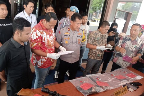 Polres Jombang rilis kasus pembunuhan M. Sapto Sugiyono (46 tahun), wartawan yang juga penjual ayam geprek di Jombang, Jawa Timur, Jumat (15/9/2023). Foto: Dok. Mili.id