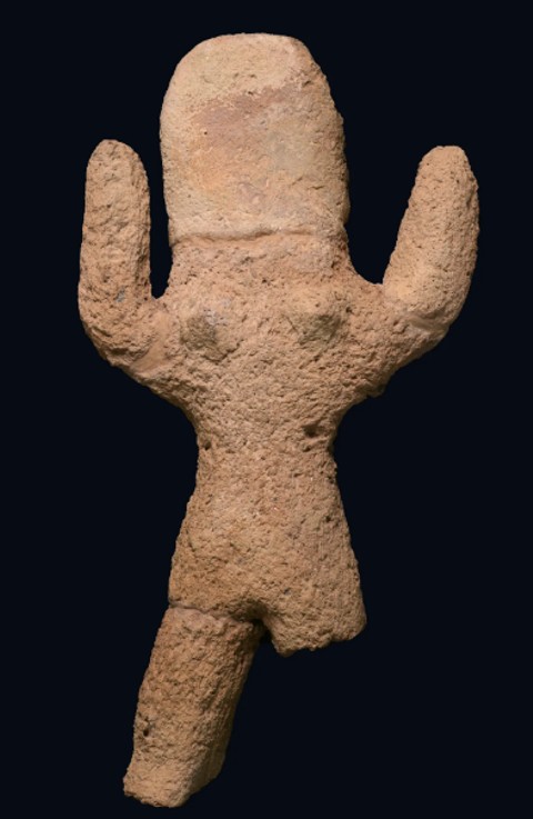 Patung wanita dari tanah liat ditemukan di antara artefak. Foto: Clara Amit/Israel Antiquities Authority