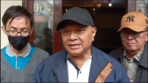 Hasmoko dan Mustaji, kuasa hukum 5 saksi dan 1 tersangka kasus kebakaran Bukit Teletubbies Gunung Bromo, mendampingi HP, calon pengantin pria prewedding.  Foto: Dok Fades/Mili.id