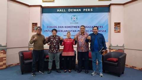 (Kedua kiri-kanan) Ketua Forum Pemred Arifin Asydhad, Ketua Dewan Pers Ninik Rahayu, Ketua Umum Jaringan Media Siber Indonesia Teguh Santosa dan Ketua Umum AMSI Wahyu Dhyatmika di Dialog Dewan Pers dan Forum Pemred, Jumat (15/9/2023). Foto: Thomas Bosco/kumparan