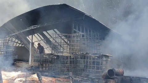 Kebakaran di gudang penampungan minyak goreng bekas di Palembang. (ist)