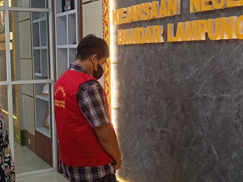 Kejari Bandar Lampung menetapkan satu tersangka lagi dalam kasus dugaan korupsi pengadaan kontainer sampah tahun anggaran 2018 dan 2020.  | Foto : Galih Prihantoro/ Lampung Geh