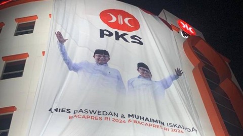 PKS pasang spanduk Anies Baswedan dan Muhaimin Iskandar di Kantor DPP PKS usai resmi berikan dukungan sebagai paslon.  Foto: Paulina Herasmaranindar/kumparan