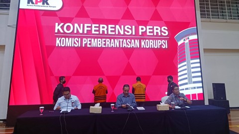 Penahanan dua tersangka korupsi bansos distribusi beras, Jumat (15/9).  Foto: Hedi/kumparan