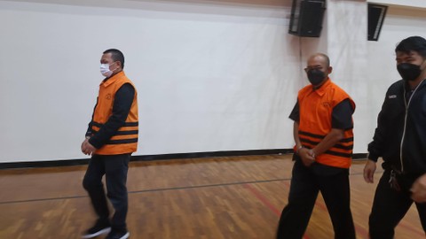 Penahanan dua tersangka korupsi bansos distribusi beras, Jumat (15/9).  Foto: Hedi/kumparan
