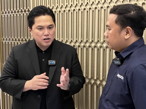 Ketua Umum PSSI, Erick Thohir (kiri) saat menjawab pertanyaan pada sesi wawancara esklusif kumparan di Jakarta, Jumat (15/9). Foto: Soni Insan Bagus/kumparan