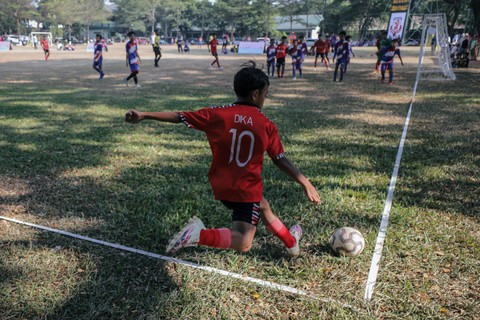 Anak-anak bermain sepak bola saat pertandingan antar Sekolah Sepak Bola (SSB) se-Jabodetabek yang digelar di Lapangan Rindam Condet Jakarta, Sabtu (16/9/2023). Foto: Jamal Ramadhan/kumparan