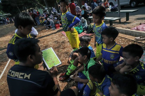 Anak-anak bermain sepak bola saat pertandingan antar Sekolah Sepak Bola (SSB) se-Jabodetabek yang digelar di Lapangan Rindam Condet  Jakarta, Sabtu (16/9/2023). Foto: Jamal Ramadhan/kumparan