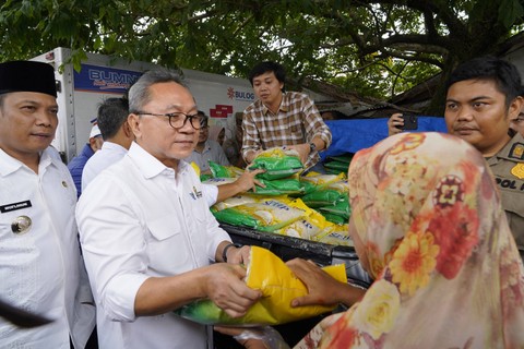 Mendag Zulkifli Hasan membagikan beras dan meninjau pembangunan Pasar Palapa di Jalan Durian, Kecamatan Payung Sekaki, Pekanbaru, Riau, Jumat (15/9). Foto: Dok. Kemendag