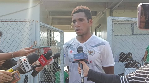 Pemain Timnas U-17 Indonesia, Iqbal Gwijangge, usai memimpin latihan persiapan Piala Dunia U-17 di Lapangan ABC, Senayan, Jakarta, pada Sabtu (16/9). Foto: Jodi Hermawan/kumparan