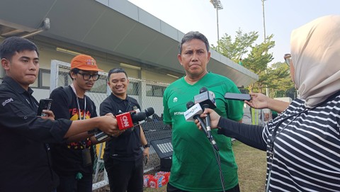 Pelatih Timnas U-17 Indonesia, Bima Sakti, usai memimpin latihan persiapan Piala Dunia U-17 di Lapangan ABC, Senayan, Jakarta, pada Sabtu (16/9). Foto: Jodi Hermawan/kumparan