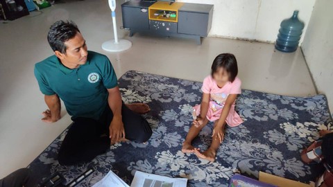 Siswi kelas 2 SD di Gresik mengalami kebutaan karena matanya dicolok tusuk bakso. Foto: Dok. Mili.id