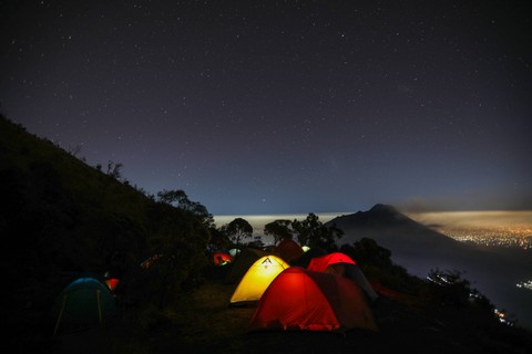 Sejumlah pendaki mendirikan tenda di pos 3 gunung Merbabu via Suwanting, Minggu (10/9). Foto: Aditia Noviansyah/kumparan