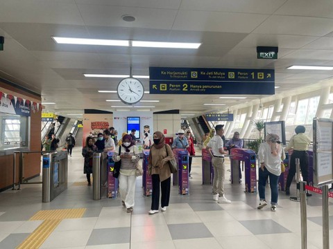 Penumpang Stasiun di LRT KAI. Foto: Dok. KAI