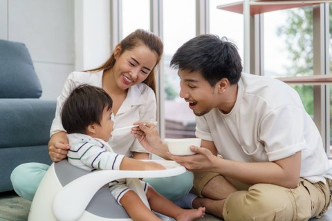 Ilustrasi ayah nyuapin anak. Foto: Travelpixs/ShutterstMoms, sering kali saat anak GTM (Gerakan Tutup Mulut), fokus utama tertuju pada ibu. Padahal, ada satu sosok penting yang perannya bisa membuat suasana makan jadi lebih menyenangkan, yaitu ayah!